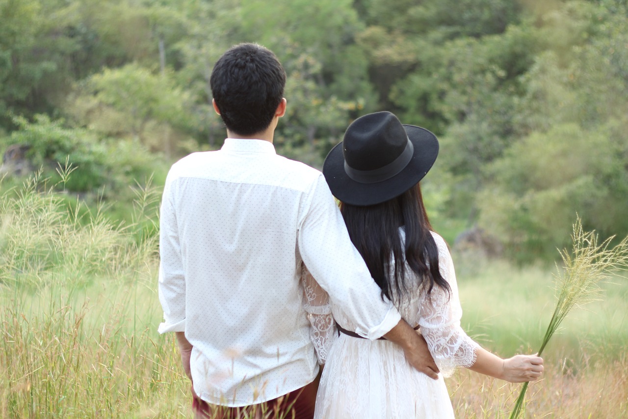 二次元世界的浪漫瞬間，動(dòng)漫美女間的親吻探索