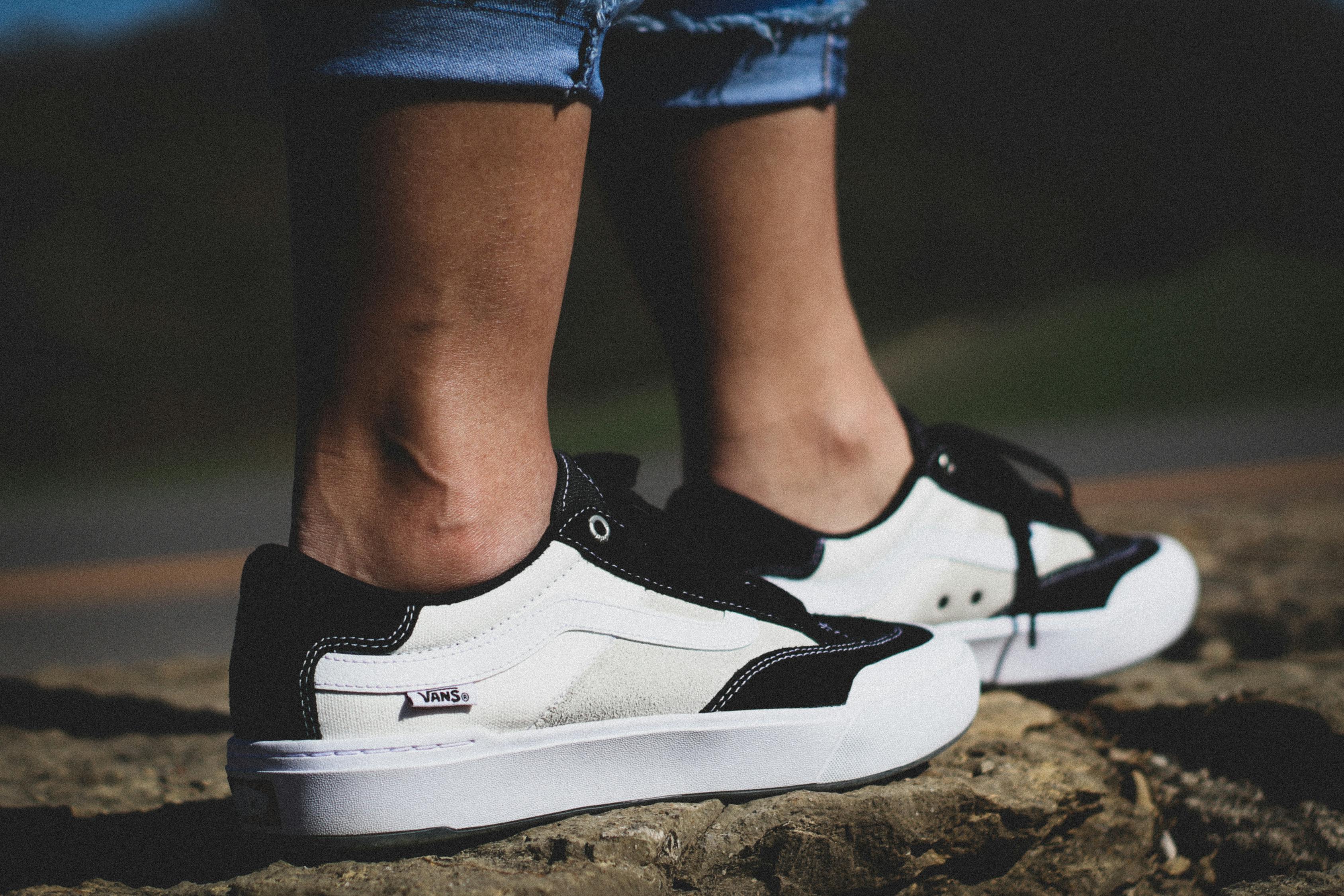 安踏新款設(shè)計(jì)創(chuàng)新跑步鞋，引領(lǐng)潮流助力奔跑