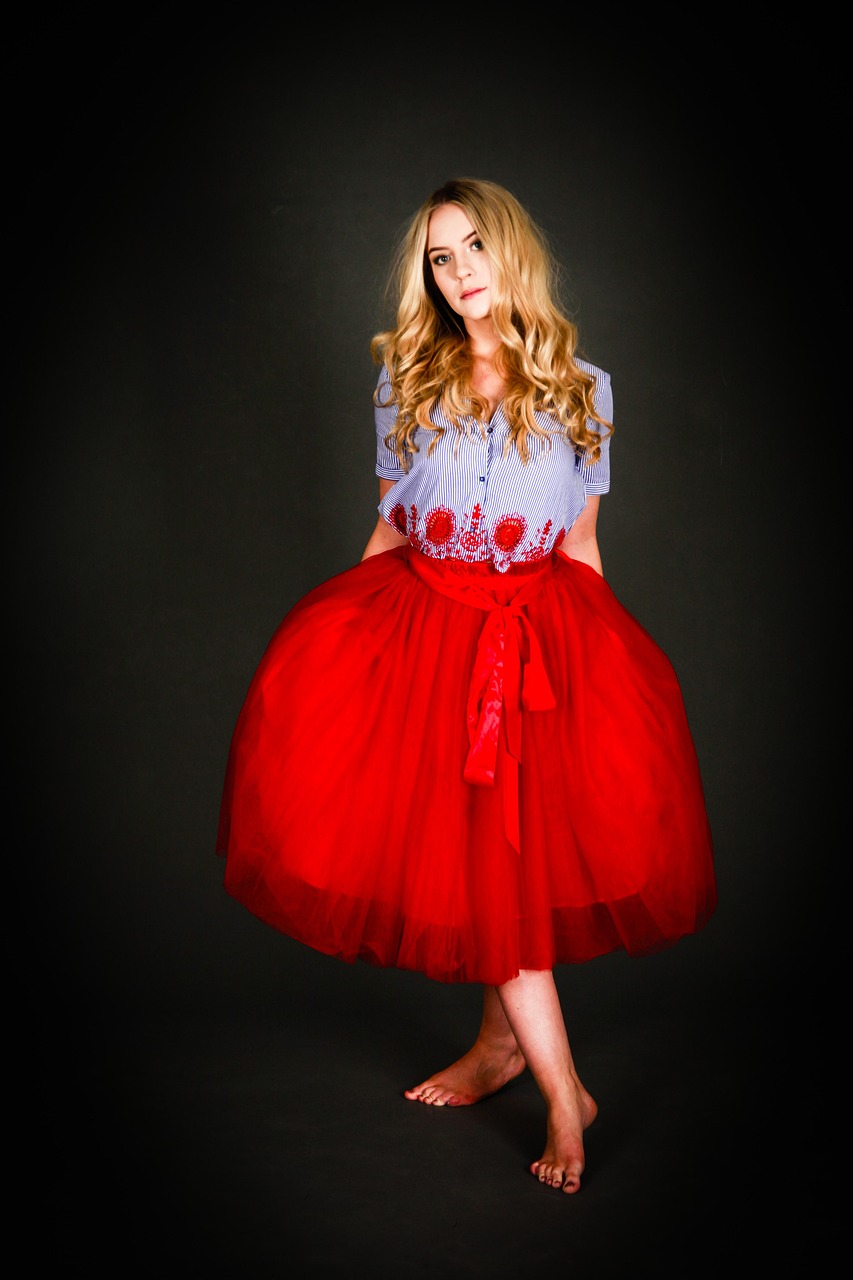 夏日廣場舞新風潮，新款裙裝展現(xiàn)魅力與時尚