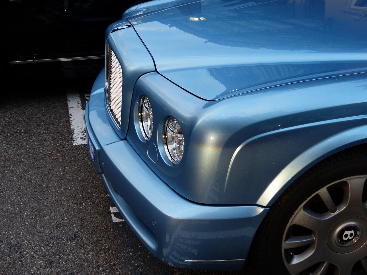 賓利全新款豪華轎車，精工細(xì)作展現(xiàn)尊貴風(fēng)范