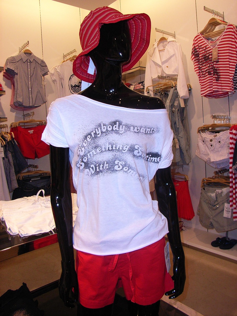 吉丘古兒新款服飾系列，時(shí)尚與經(jīng)典的完美融合