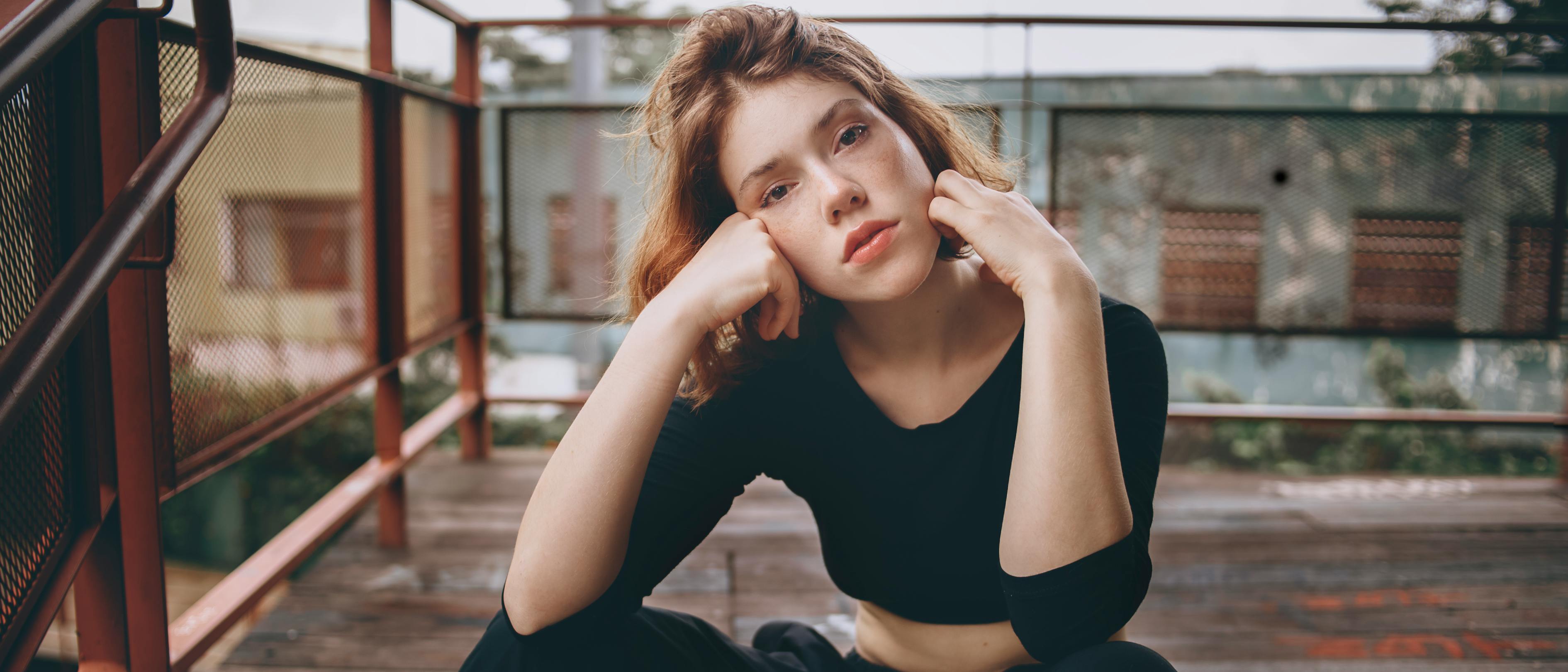 米蘭達(dá)·可兒最新寫真——時(shí)尚魅力的綻放瞬間