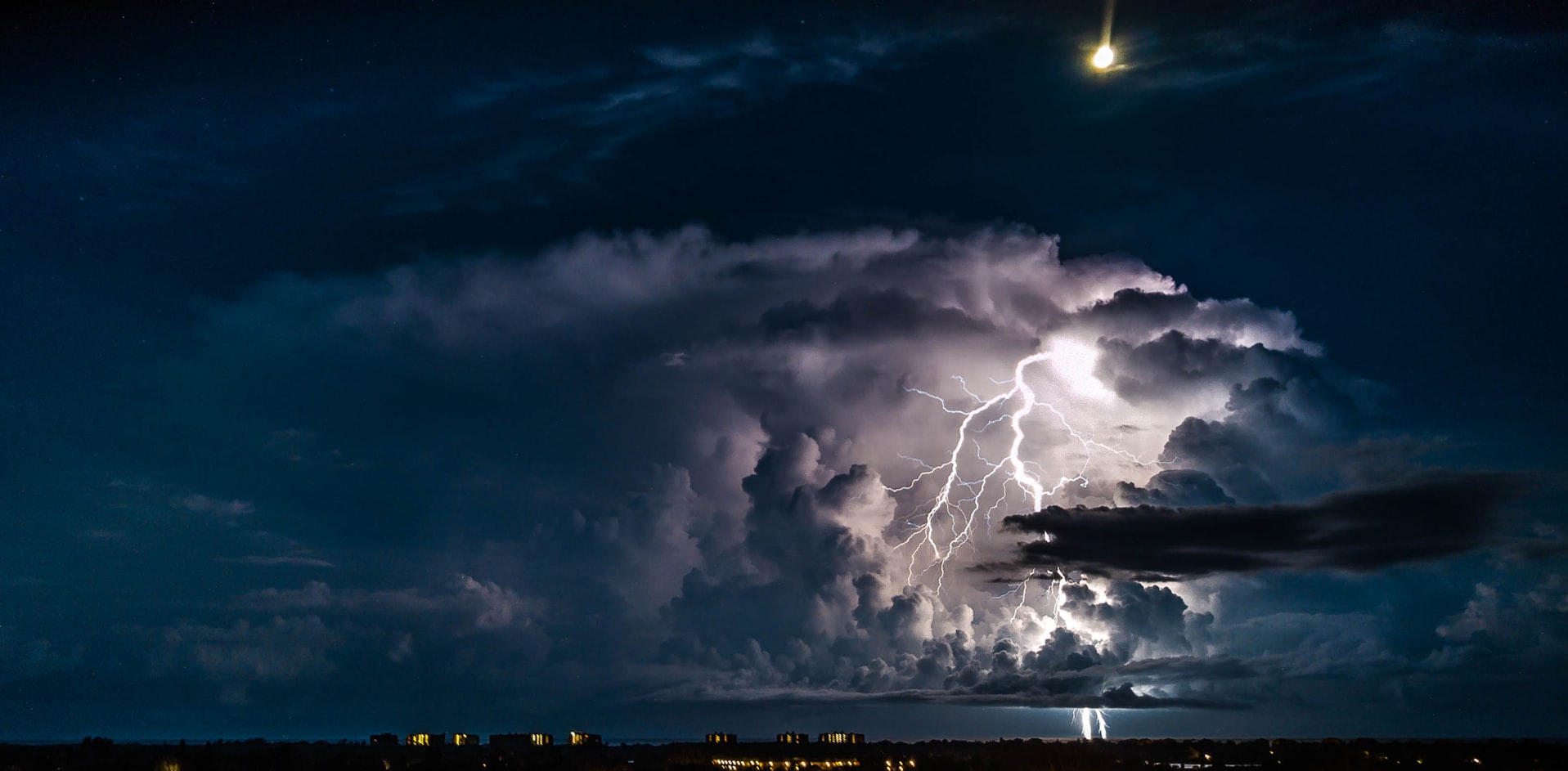 最新龍卷風(fēng)圖片，展現(xiàn)自然之力的震撼與美麗