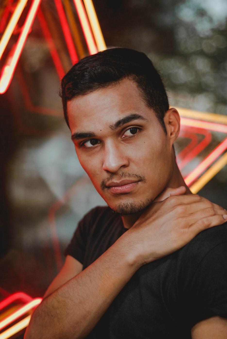 眼鏡男明星的獨(dú)特魅力與風(fēng)采展現(xiàn)風(fēng)采的時(shí)尚魅力