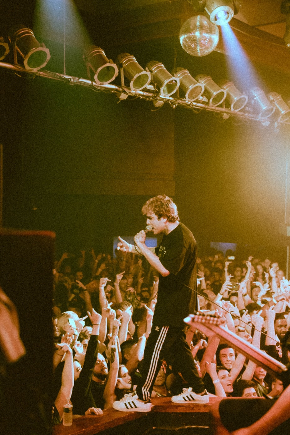 杰出藝術(shù)家李焱，舞臺與熒屏的耀眼之星簡介